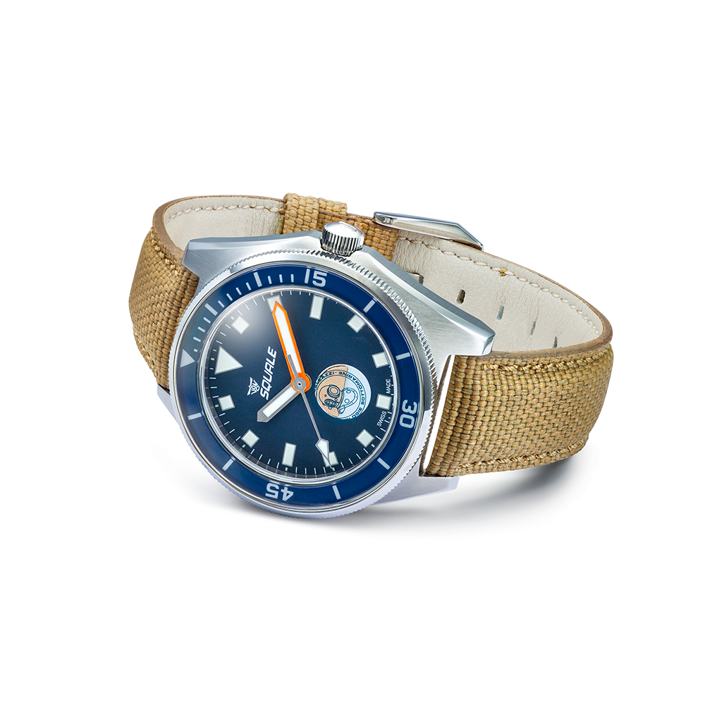 Squale Galeazzi Artiglio, vue de profil sur bracelet microfibre sable, montrant l'épaisseur du boîtier