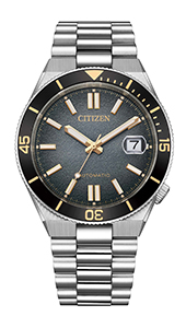 Citizen Tsuyosa Shore Time Slip, vue de face sur fond blanc, bracelet acier trois maillons
