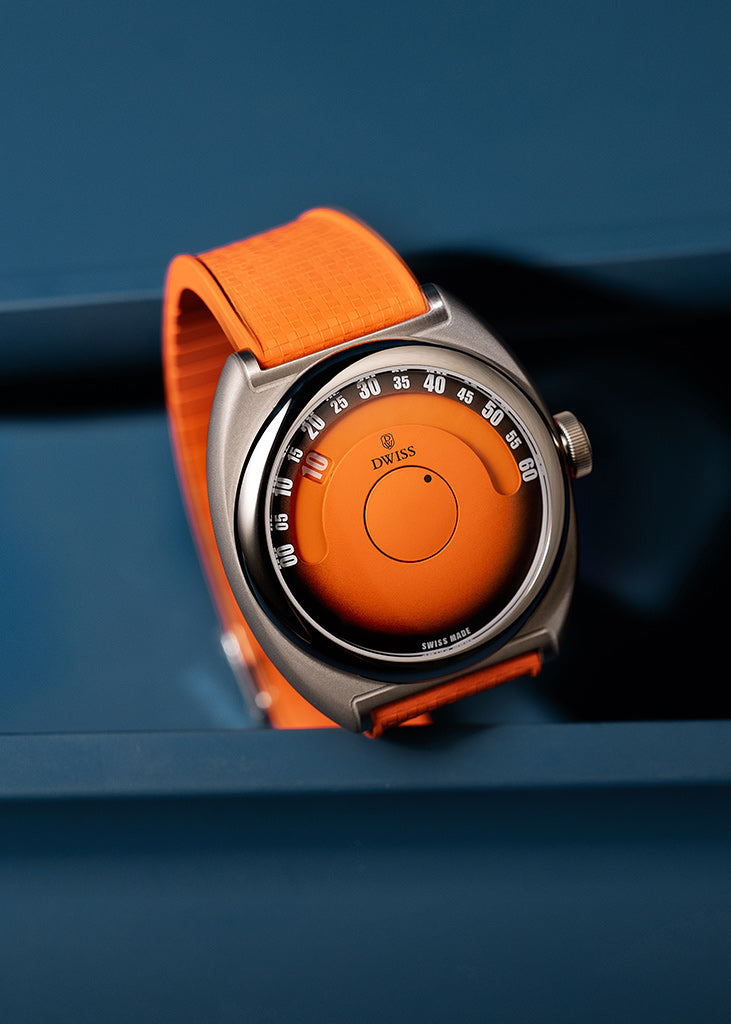DWISS S1 15e anniversaire, édition orange fumé sur bracelet caoutchouc orange