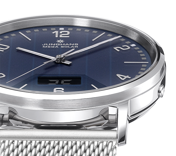 Gros plan sur le cadran bleu acier de la Junghans Milano MEGA Solar et son bracelet milanais