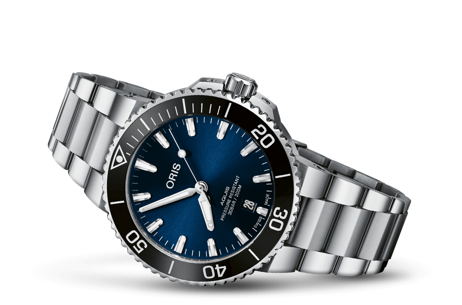 Oris Aquis Date, cadran bleu, lunette céramique noire graduée et boîtier acier